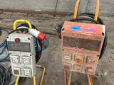 deux types différents d'équipements électriques posés au sol