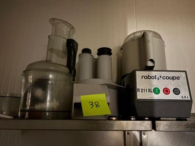 un mixeur et un mixeur posés sur une étagère dans une cuisine
