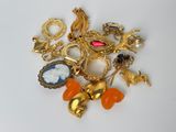 beaucoup de bijoux en or sur une surface blanche