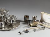 un assortiment d'argenterie comprenant une théière, une cuillère et d'autres objets
