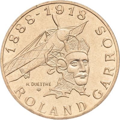 une image d'une pièce de monnaie en gros plan sur fond blanc