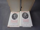 deux livres dans une boîte posée sur une table