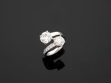 une bague à deux diamants, signée Van Cleef