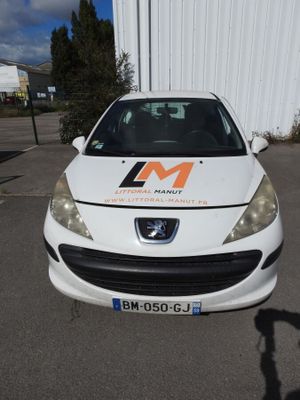 l'avant d'une petite voiture blanche garée sur un parking