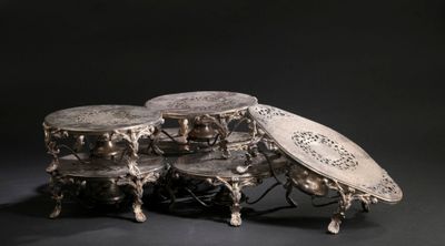 plusieurs couverts posés sur une table noire