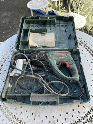 une boîte à outils posée sur une table, sur une table