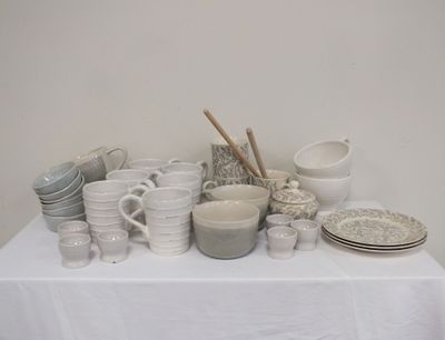 une table blanche recouverte de nombreux plats et tasses