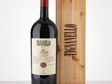 la bouteille de vin se trouve à côté d'une caisse en bois