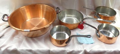 le nombre de casseroles et de poêles qui se trouvent sur une table