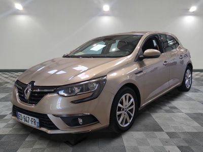 La voiture beige est garée sur un sol à damier dans une pièce