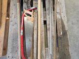un tas d'outils posé sur une palette en bois