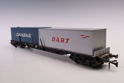 un petit train sur une surface blanche avec un fond blanc