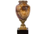 une photo d'un vase posé sur un socle, sur fond blanc