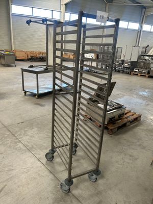 une grande étagère métallique sur laquelle sont posés plusieurs plateaux