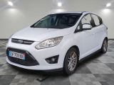 le ford c - max blanc est garé sur un sol en damier