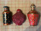 trois vases posés sur une table l'un à côté de l'autre