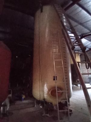 1 cuve en fibre 100 hl avec chapeau flottant, 2 cuves en fib…