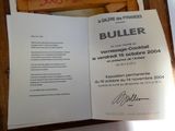 un livre sur lequel figure l'image d'un bullier