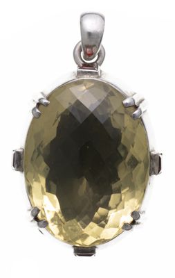 un gros plan d'un pendentif orné d'une pierre de quartz jaune facettée
