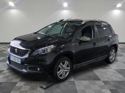 une photo d'un 4x4 noir garé dans un garage