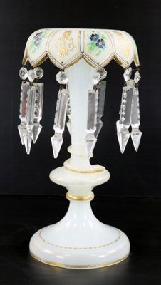 un vase blanc orné de quelques motifs en cristal