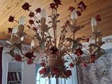 un lustre d'où pendent des fleurs, dans une pièce