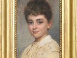 portrait d'une femme en robe blanche dans un cadre doré