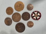 beaucoup de pièces qui sont sur la table