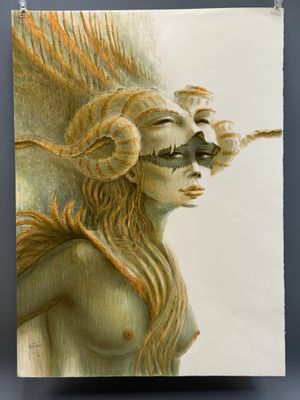 une image représentant un tableau d'une femme avec des plumes sur la tête