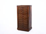 une image d'une commode en bois sur fond blanc