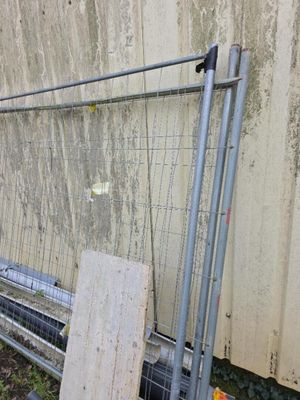 une clôture installée à côté d'un bâtiment