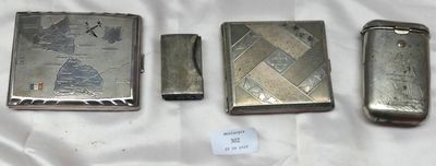 trois briquets argentés posés les uns à côté des autres sur un drap blanc