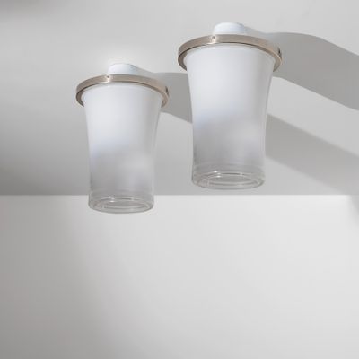 deux tasses posées sur une étagère dans une pièce