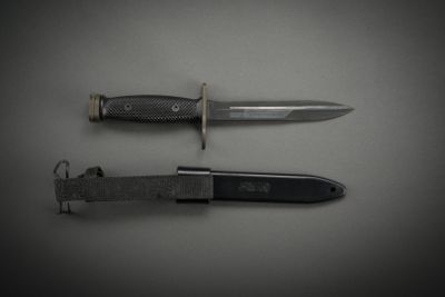 two knives that are laying side by side on a table