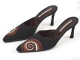 des chaussures noires et marron ornées d'un motif circulaire sur le talon