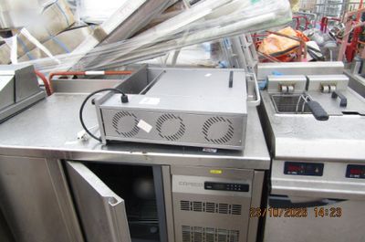 une machine posée sur un comptoir