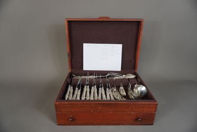 une boîte en bois contenant de l'argenterie sur une table