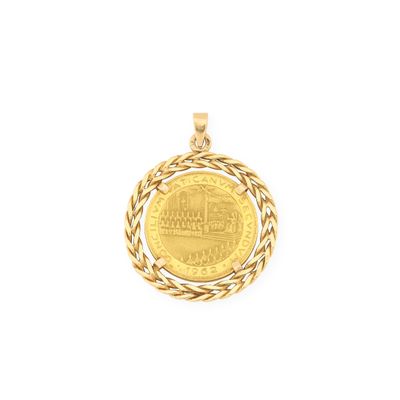 gros plan d'une pièce d'or sur fond blanc