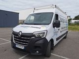 une camionnette blanche garée dans un parking