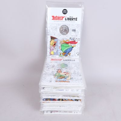 une pile de magazines empilés les uns sur les autres