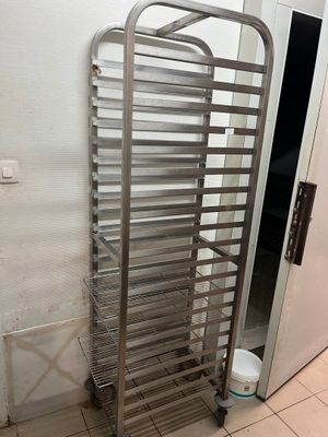 une photo d'un support à casseroles en métal dans une cuisine