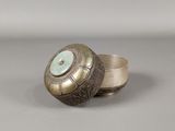 une image représentant une bague en argent ornée d'une pierre turquoise au centre