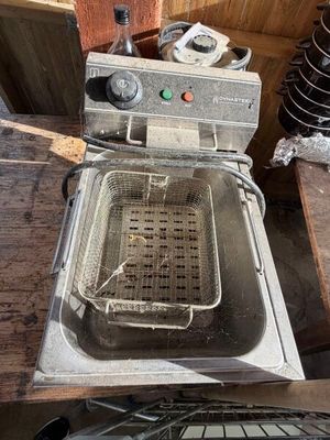 une friteuse posée sur une table dans une cuisine