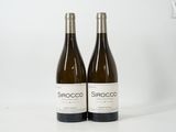deux bouteilles de vin posées l'une à côté de l'autre sur une table