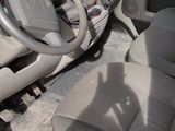 une voiture équipée d'un volant et d'un tableau de bord