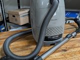 un aspirateur posé sur une table en bois