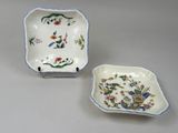 deux assiettes en porcelaine ornées de fleurs et d'oiseaux