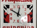 une horloge blanche ornée d'un motif rouge et noir