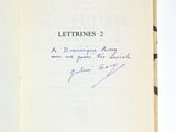 un livre dont le titre est écrit à la main sur la couverture