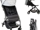 une poussette et une poussette avec un bébé dedans